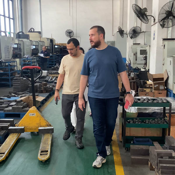 Klant uit Turkije bezoekt de TAICHUANG-fabriek om de productiecapaciteiten van moer-tapmachines te beoordelen