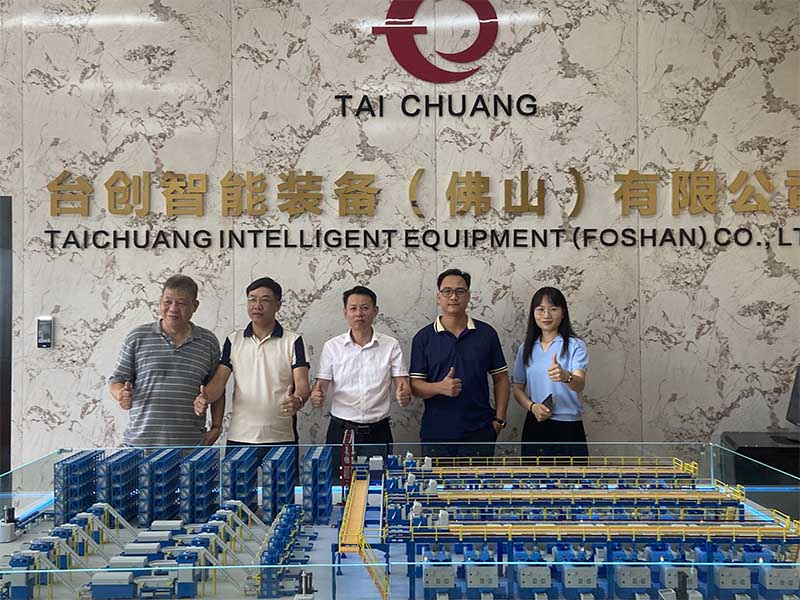 Klant uit Vietnam bezoekt TAICHUANG Intelligent voor samenwerking met moerentapmachines