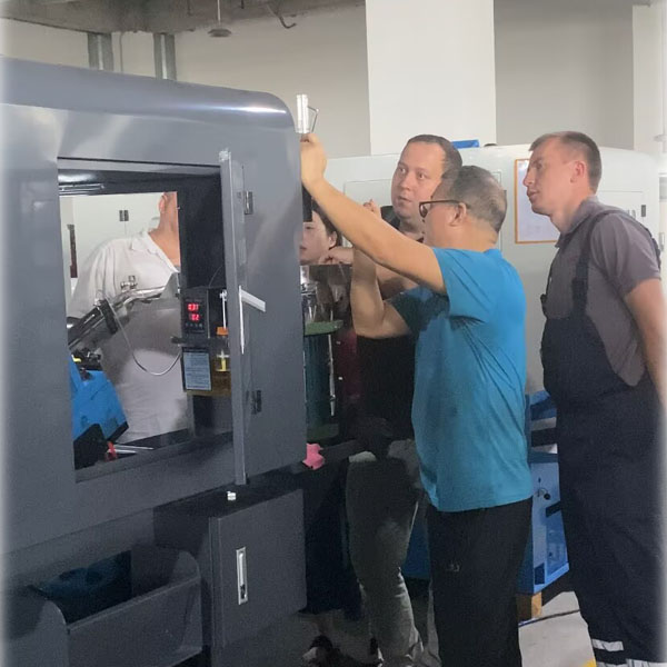 Russisch klantenteam bezoekt TAICHUANG-fabriek voor acceptatie van notentapmachines